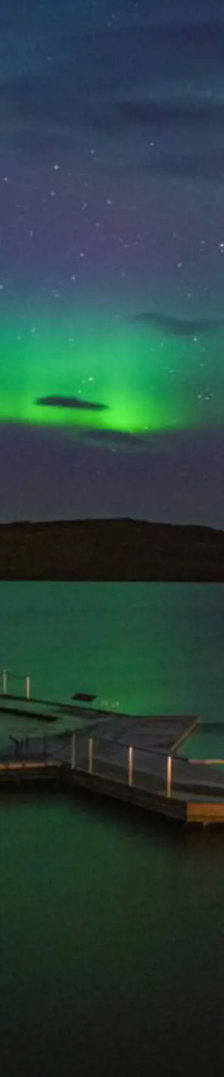 Direkt vom Thermalbad in den kalten See springen im Vök Thermalbad in Egilstadir.